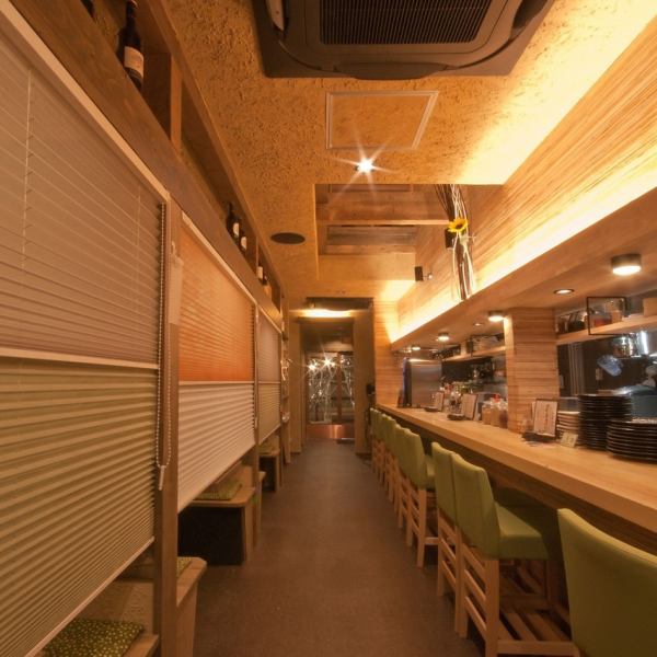 [Counter seats] Stylish space with indirect lighting and eye-catching wood grain.The spacious counter seats right at the entrance are perfect for drinking sashimi or going on a date.All of our staff are looking forward to your visit.