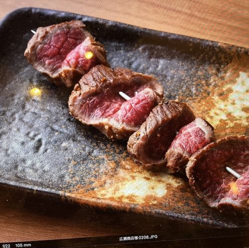 【当店自慢】店内手打ち和牛串焼き