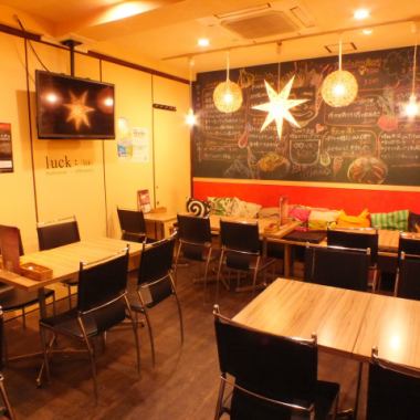 "It is possible to charter!" Inside the spacious interior is casual atmosphere with warm lighting! The table seat can correspond to various purposes such as banquet and date, girls' association, meals with family, etc. Received from a private party of 18 people I am here.