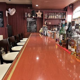 当店メインのお席になるカウンターは10席ご用意。オーダーしたお酒が熟達したマスターの手によって子気味良く造られていく様を眺めているだけで楽しい気分に♪ BARの良さを体感するなら、まずは特等席のカウンターにどうぞ。貴方だけのお気に入りの一杯が見つかれば、自然と会話も弾み素敵な長岡の夜の思い出に。