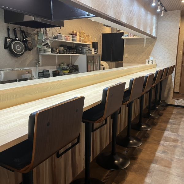 【本格寿司をカジュアルに】回らないお寿司が初めてという方でも安心してお食事が愉しめる、モダンな雰囲気の店内。BGMではジャズがかかっているので、おしゃれな雰囲気で食事を愉しめます！