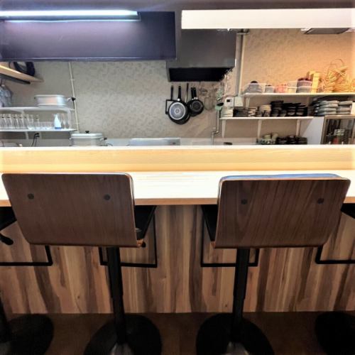 <p>【カウンター席】当店は全席カウンター席です。目の前で料理風景を見ることができるので、特別な思い出になること間違いなしです♪シェフとの会話もお楽しみください。</p>