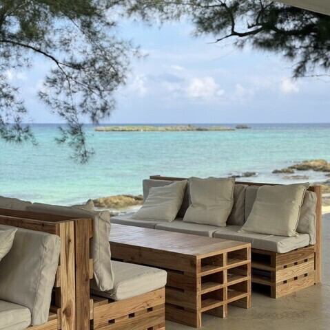 沖縄の海を満喫できるカフェ＆バー♪非日常感漂うリゾート体験をお届けします。