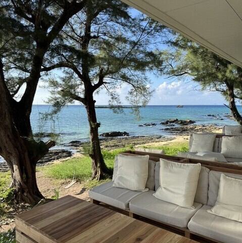 当店では友人やご家族、大切な人との語らいに最適な6名様掛けのソファー席を7つご用意しております。ソファーで寛ぎながら、最高のオーシャンビューをお楽しみください♪デート利用や友人たちと思い出作りにも最適です◎目の前のビーチにもすぐ降りることができますので、食事後にそのまま海辺を散策するのもおすすめです！