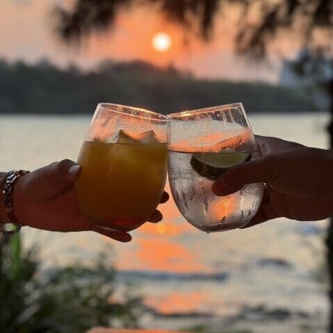 沖縄のエメラルドグリーンの海を間近に感じられる当店で、最高のひとときを…♪少人数でのご利用や、大人数でのパーティーなど様々なシーンでご活用いただけます。南国リゾート感あふれる空間で、美味しいお料理と沖縄の多彩なドリンクやお酒をお楽しみください。潮騒をBGMに心ゆくまでリラックスしていただけます◎