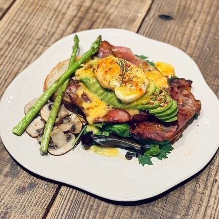 目の前の絶景と味わう!リゾート感満載の特別な『Eggs Benedict』