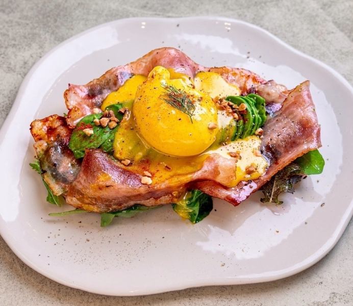 目の前の絶景と味わう！リゾート感満載の特別な『Eggs Benedict』