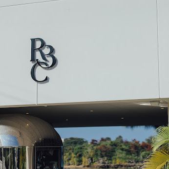 まるでバリ島のような非日常感が漂う、開放的なリゾート空間が魅力です♪店内のどのお席からも目の前に広がる海を眺めることができ、心地よい沖縄の海風を感じていただけます。最大50名様までの貸切も可能で、結婚式の二次会や団体旅行など、幅広いシーンでご利用いただけます◎貸切をご利用の方はお気軽にご相談ください！