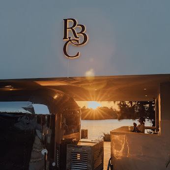 沖縄のエメラルドグリーンの海を間近に感じられる当店で、最高のひとときを…♪少人数でのご利用や、大人数でのパーティーなど様々なシーンでご活用いただけます。南国リゾート感あふれる空間で、美味しいお料理と沖縄の多彩なドリンクやお酒をお楽しみください。潮騒をBGMに心ゆくまでリラックスしていただけます◎