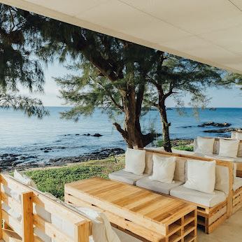 当店では友人やご家族、大切な人との語らいに最適な6名様掛けのソファー席を7つご用意しております。ソファーで寛ぎながら、最高のオーシャンビューをお楽しみください♪デート利用や友人たちと思い出作りにも最適です◎目の前のビーチにもすぐ降りることができますので、食事後にそのまま海辺を散策するのもおすすめです！