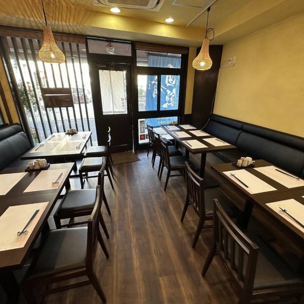 【カウンター席:7席】店内はシックで落ち着いた雰囲気。特に7席限定のカウンター席は、お料理が出来上がるまでの臨場感と、店主との会話を楽しめる特等席。肩を並べて座れば、普段使いはもちろん、親密なデートにも最適です。