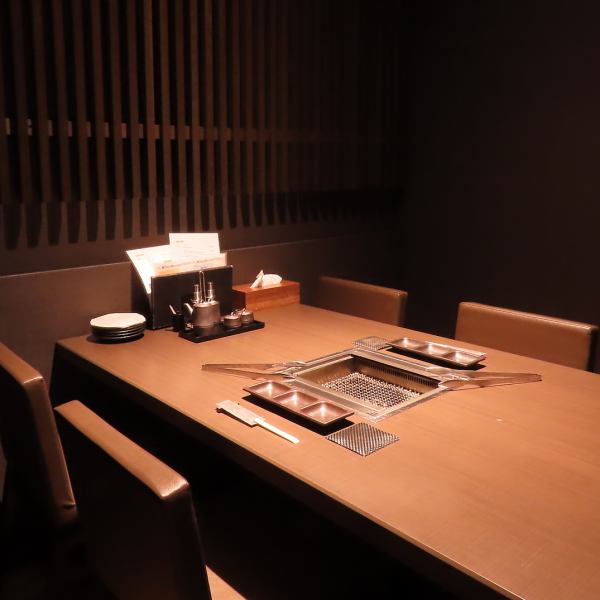 ご友人やご家族とのご利用や、会食やデートなどでご利用いただける個室もご用意しております。ソーシャルディスタンスにも配慮してご案内しております。美味しい料理とお酒を大切な方と楽しみながら素敵なお時間をお過ごしください。お席の詳細は店舗へお気軽にお問い合わせください。