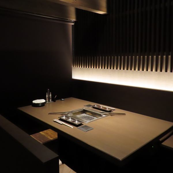 ご友人やご家族とのご利用や、会食やデートなどでご利用いただける個室もご用意しております。ソーシャルディスタンスにも配慮してご案内しております。美味しい料理とお酒を大切な方と楽しみながら素敵なお時間をお過ごしください。お席の詳細は店舗へお気軽にお問い合わせください。