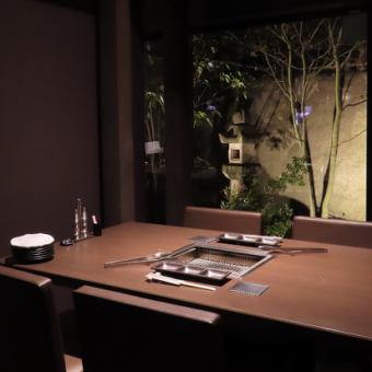 個室でゆっくり料理やお酒を堪能したい方、デートや会食などで個室をご利用したい方におすすめです。お洒落で大人な空間で大切な方と素敵なお時間をお過ごしください。お席の詳細は店舗へお気軽にお問い合わせください。