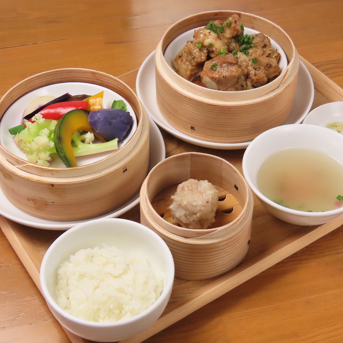 よだれ鶏や本格的な蒸し料理や点心などのセットメニューをご提供
