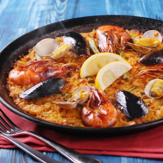When you think of Spain, you think of paella! It's a proud paella that contains the umami of the rice right down to the core!