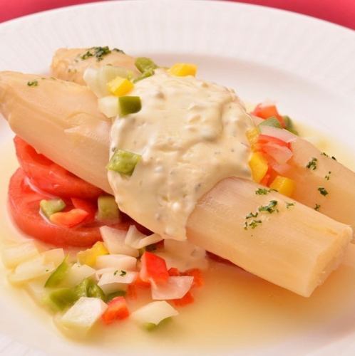 ナバーラ産ホワイトアスパラガスのサラダ。貴重な極太のアスパラガスを使用。一度食べたら病みつきに