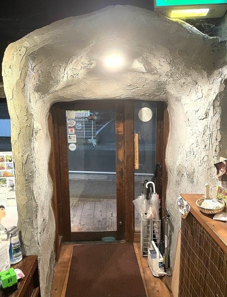 The interior of the shop has a hideaway-like atmosphere with the image of a cave.Enjoy delicious shochu to your heart's content in a private room with soft lighting.