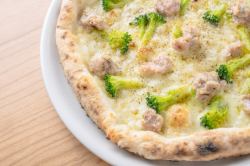 [Bianco (Mozzarella base)] Salsiccia and broccoli