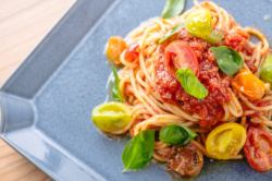 [Tomato sauce] Spaghetti with tomato sauce and basil