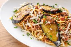 [Tomato sauce] Spaghetti Bolognese with fried eggplant