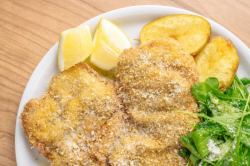 [Meat dish] Cotoletta alla Milanese, a traditional dish from Lombardy