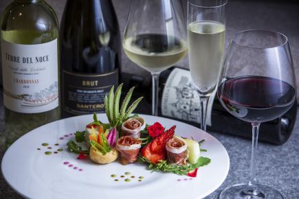 [For a quick drink] A tasting set of three carefully selected Italian wines! Includes light snacks for 2,700 yen *Orders can be made on the day