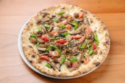 [Isola Original] Pizza with Kikuchi-grown Red Chicken and the Mysterious "Kuroka" Mushroom