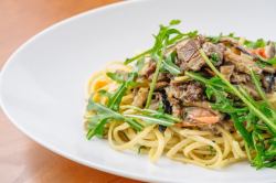 [Isola Original] Linguine with horse meat, the mystical mushroom "Kuroka" and cherry tomatoes with peperoncino