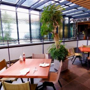 我们提供餐桌座位,您可以放松身心,享受用餐时光。