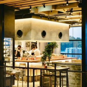 店内设有 12 个吧台座位,顾客可以坐在吧台座位上观看披萨的现场烘焙过程。