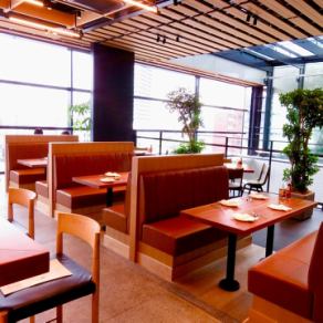 舒适的沙发座椅。非常适合家庭聚餐或小型团体聚餐。