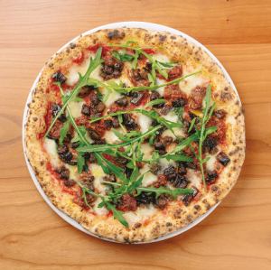 [新披薩] 紅牛肉、肉醬和紅茄子披薩配芝麻菜