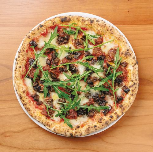 【NEW PIZZA】赤牛とラグーと赤茄子のピッツァ ルッコラ添え