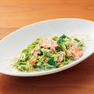 【新鮮義麵】菠菜寬麵配鮭魚和青花菜,佐以蘑菇奶油醬