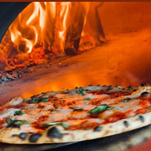 薪窯400℃の高温で焼き上げるこだわりのピッツァ