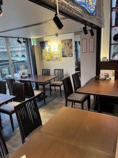 人数に合わせたお席にご案内しますので、グループでのご利用でも安心。気心の知れた友人との飲みや、仕事帰りのチョイ飲み、家族とのお食事にもご活用いただけます。