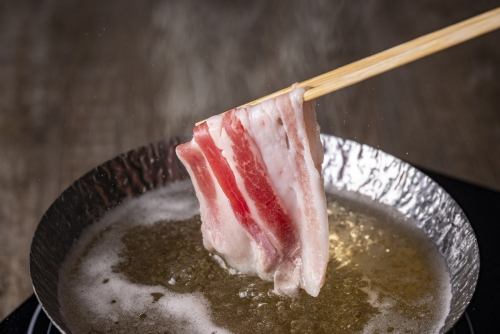 【沖縄のブランド豚】臭みが少なく、脂の甘みとお肉の旨味が楽しめる「あぐー豚」をネギしゃぶで!