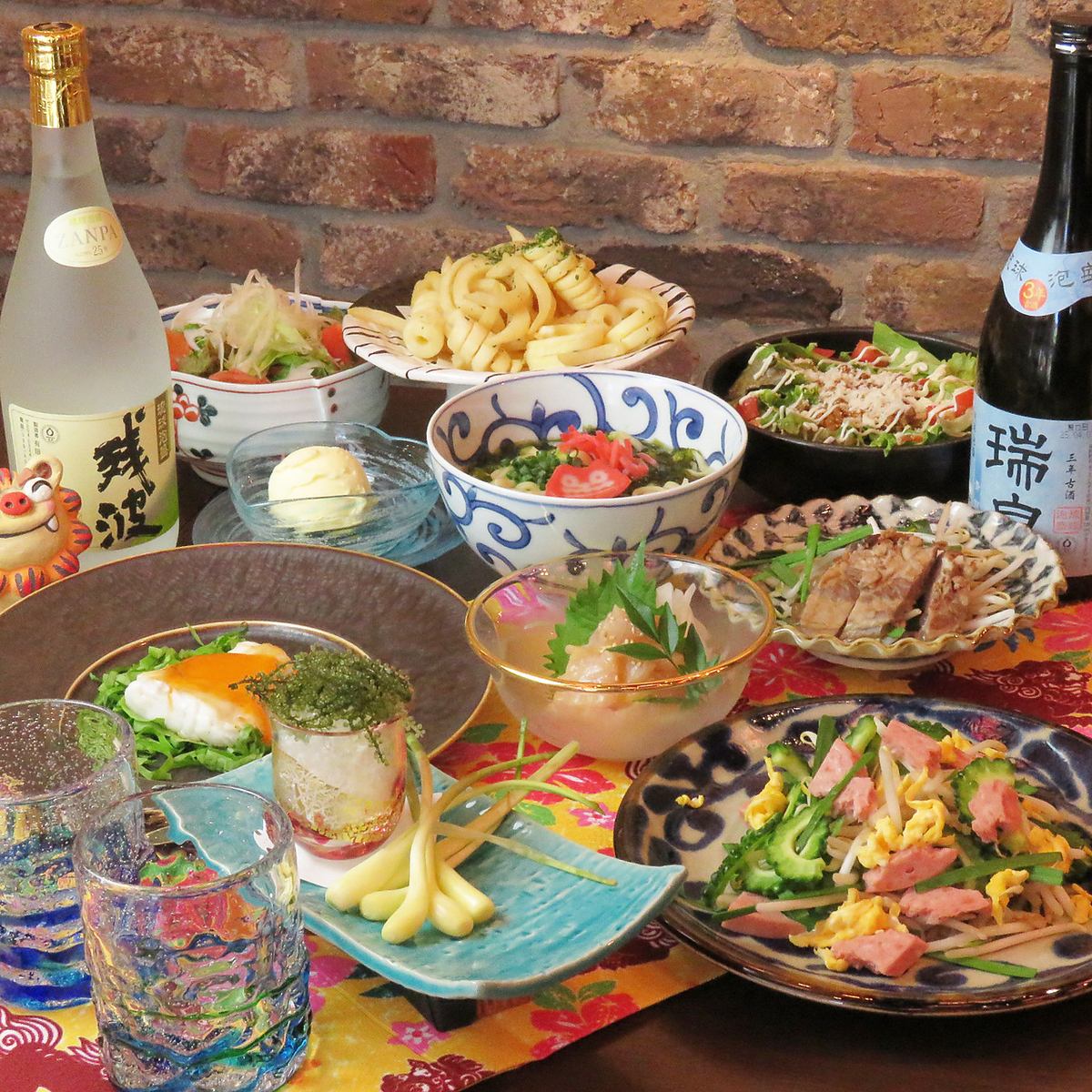 にぎやかな店内で絶品の海鮮を味わうことができます！
