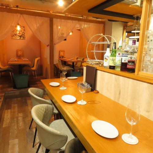 <p>おひとりでお越しのお客様にもお過ごしいただけるカウンター席もございます。一人のみやお食事使いなど、お気軽にお立ち寄りください♪最大20名様までの貸切利用もOK！</p>