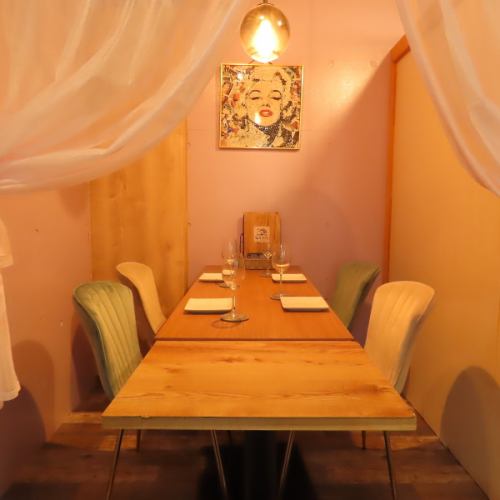 <p>木目と淡い色を基調とした店内はカーテンで仕切られた個室もございます。照明も落ち着いており、盛り付けがお洒落な美味しい料理が食べられますので、デートでのご利用にもピッタリな空間となっております。特別な日に素敵な思い出をぜひ当店で・・・♪</p>