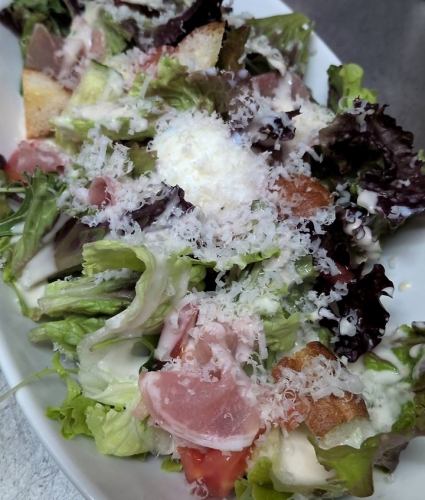 温玉シーザーサラダ/あったかキノコとベーコンのサラダ