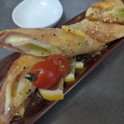 白ネギと生ハムの春巻き ～特製ネギ塩たれ～