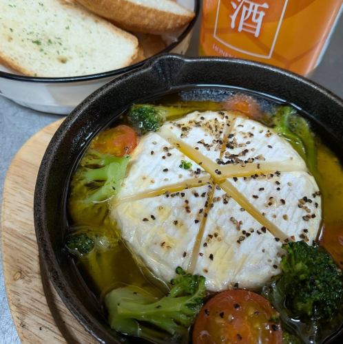 丸ごとカマンベールのアヒージョ