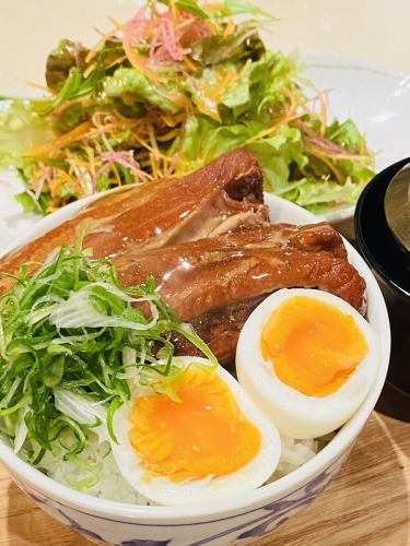 平日火曜から金曜日限定　豚の角煮丼ランチ（サラダ・味噌汁・漬物付）
