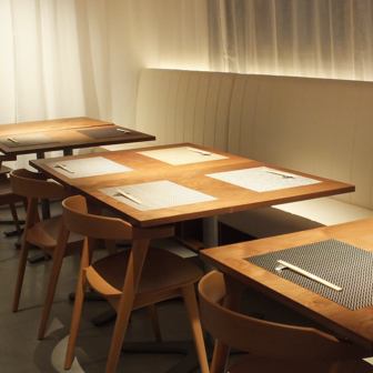 【适用于大型团体和晚宴】我们可为 10 人或以上的大型团体提供餐桌座位。我们还设有私人包间,可用于举办晚宴等特殊场合,欢迎随时联系我们。