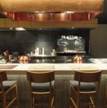【约会和周年纪念的完美之选★】我们的吧台座位非常适合约会或与朋友用餐。能够亲眼目睹烹饪过程的真实感正是它的魅力所在!观看我们著名的铁板烧在您面前烹制,乐趣之一就在于那种激动人心的感觉。