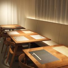 无需预约,欢迎随时光临,享用饮品。享用轻松惬意的成人宴席,品尝美味清酒和时令佳肴。