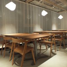 我们也提供餐桌座位,可用于宴会和小型聚会。欢迎4人及以上团体使用。