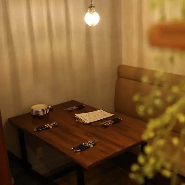 ゆったりと寛げる半個室風のテーブル席をご用意しております。柔らかい座り心地のソファーを備えたお席は、周りを気にせず過ごせるプライベートな空間です。大切な記念日や会食など、特別な日のお食事にも最適。シックな大人の雰囲気の中で、上質な時間と自慢のお料理を存分に満喫いただけます◎